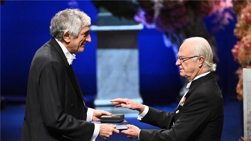 Reichlich Pomp und Preisgeld - Nobelpreise überreicht König Carl Gustaf zeichnete unter anderem John Martinis, einen der Physik-Nobelpreisträger, aus.