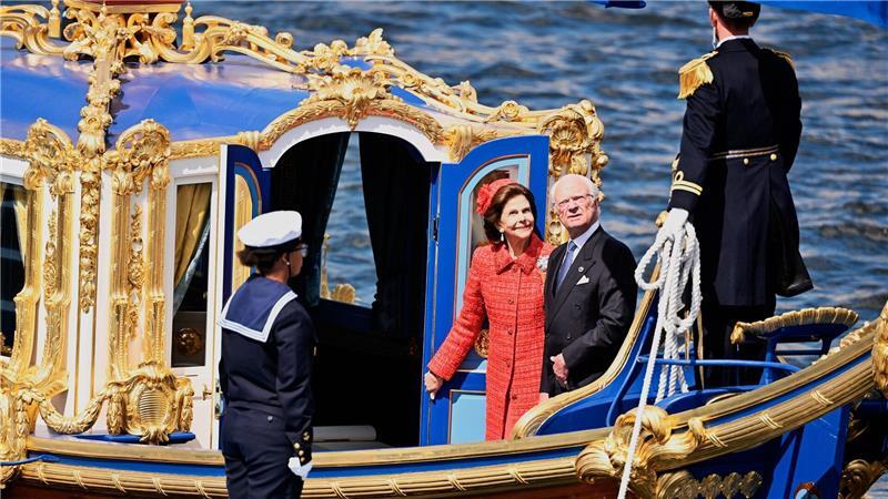 Schwedens Königspaar feiert die Liebe – nur Estelle fehlt König Carl XVI. Gustaf (2. v. rechts) und Königin Silvia (2. v. links) fahren zur Goldhochzeit auch mir der königlichen Barkasse „Vasaorden“.