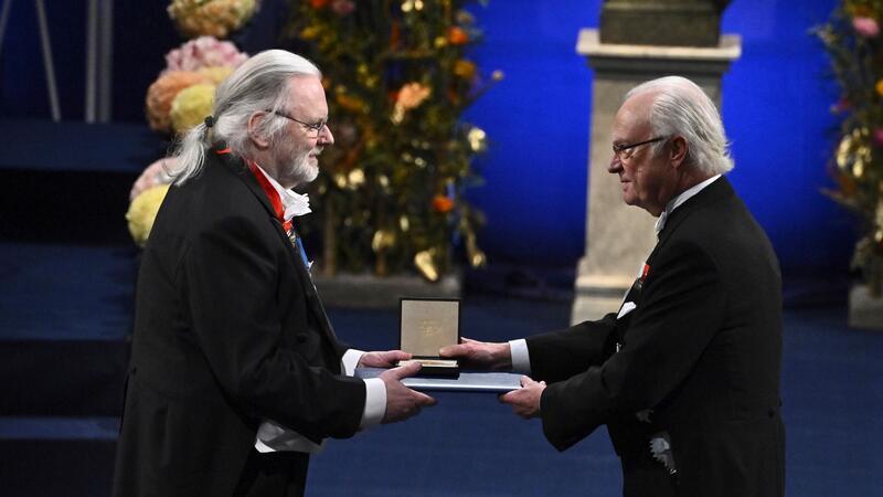 König Carl XVI. Gustaf von Schweden überreicht den Preis an Jon Fosse.
