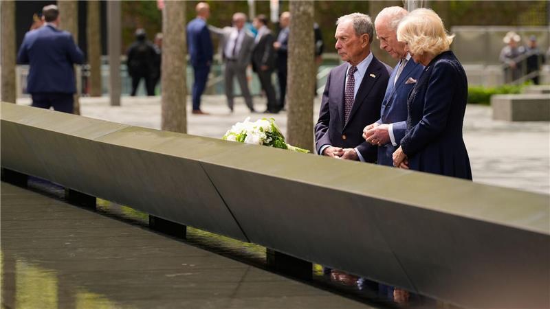 König Charles III. (M) und Königin Camilla gedenken der Opfer von 9/11.