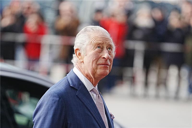 König Charles III. blickt bei seiner Ankunft am Berliner Hauptbahnhof nach oben.