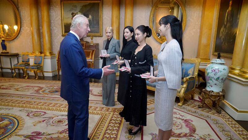 König Charles III. ehrt Blackpink im Buckingham Palast.