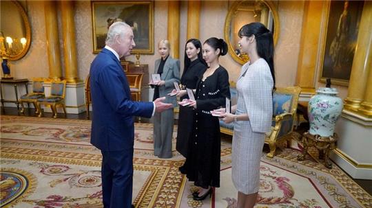 König Charles III. ehrt Blackpink im Buckingham Palast.