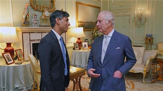 König Charles III. empfängt Premierminister Rishi Sunak (l) im Buckingham-Palast.