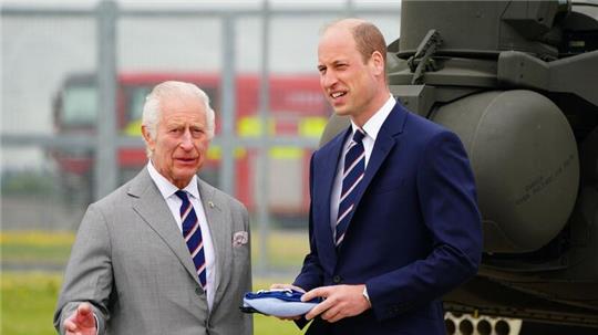 König Charles III. (l) und Prinz William beim Besuch des Army Aviation Centre.