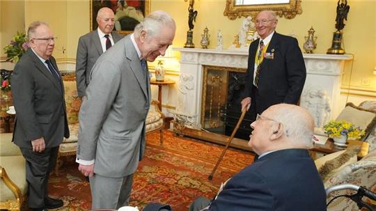 König Charles III. (m) von Großbritannien  bei einer Audienz im Buckingham-Palast mit Veteranen des Koreakriegs.