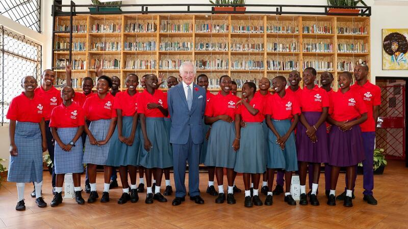 König Charles in Kenia: Der lange Schatten des Empires König Charles III. mit Schülern der Sekundarstufe bei seinem Besuchs in der Eastlands Library in Nairobi.