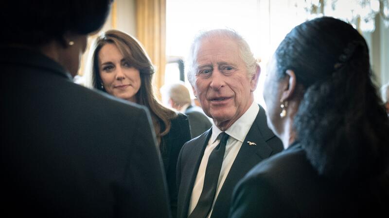 König Charles III. muss im Krankenhaus behandelt werden. Auch Prinzessin Kate fällt monatelang aus (Archivbild).