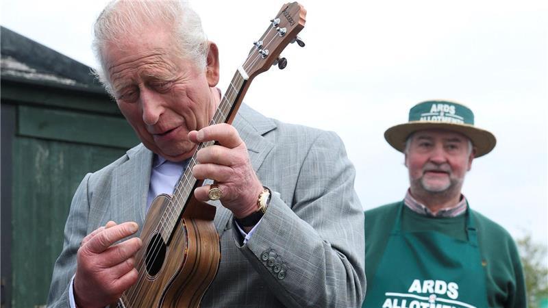König Charles III. spielt während seines Besuchs in Nordirland Ukulele.
