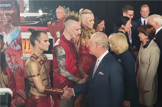 König Charles III. spricht mit Deutschlands ESC-Vertretern Lord of the Lost um den Fredenbecker Klaas Helmecke (links). Foto: NDR