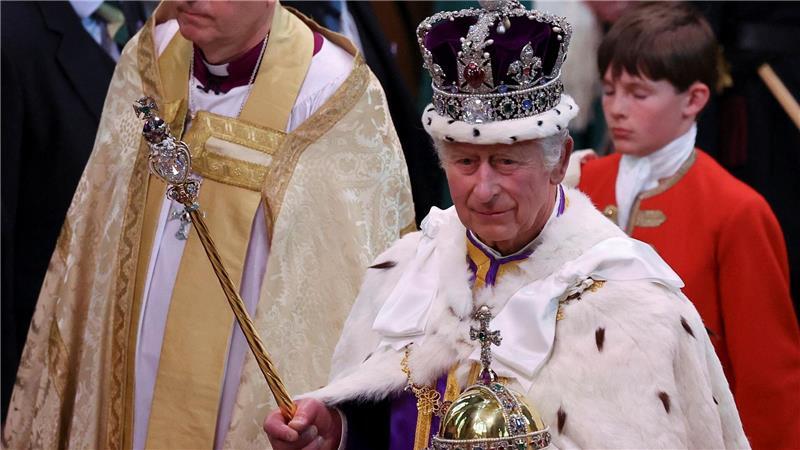 Kuchenprotest im Tower: Aktivisten attackieren Kronjuwelen König Charles III. trug die State Crown nach seiner Krönung (Archivbild).