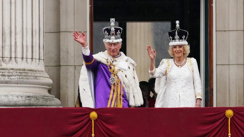 Vor einem Jahr wurde König Charles gekrönt König Charles III. und Königin Camilla nach der Krönungszeremonie auf dem Balkon des Buckingham Palastes.