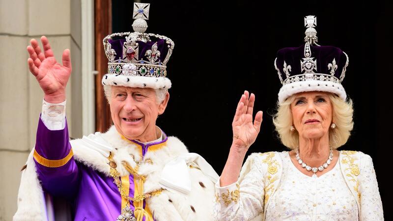 König Charles III. und Königin Camilla  nach ihrer Krönung in der Westminster Abbey.