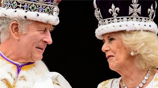 König Charles III. und Königin Camilla  nach ihrer Krönung auf dem Balkon des Buckingham-Palastes.