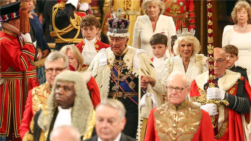 König Charles III. und Königin Camilla nehmen an einer Zeremonie zur Eröffnung des Parlaments für das kommende Sitzungsjahr in London teil. 