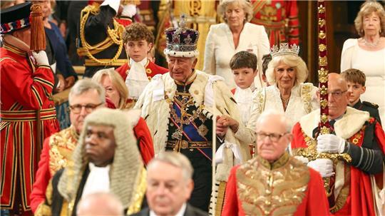 König Charles III. und Königin Camilla nehmen an einer Zeremonie zur Eröffnung des Parlaments für das kommende Sitzungsjahr in London teil. 