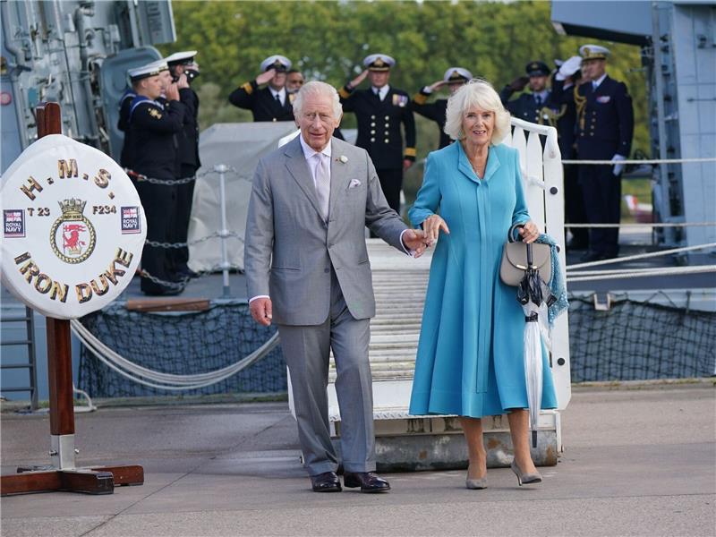 Au revoir mit Musik und Wein: Besuch der Royals endet König Charles III. und Königin Camilla stehen auf dem Flugdeck der HMS Iron Duke in Bordeaux.