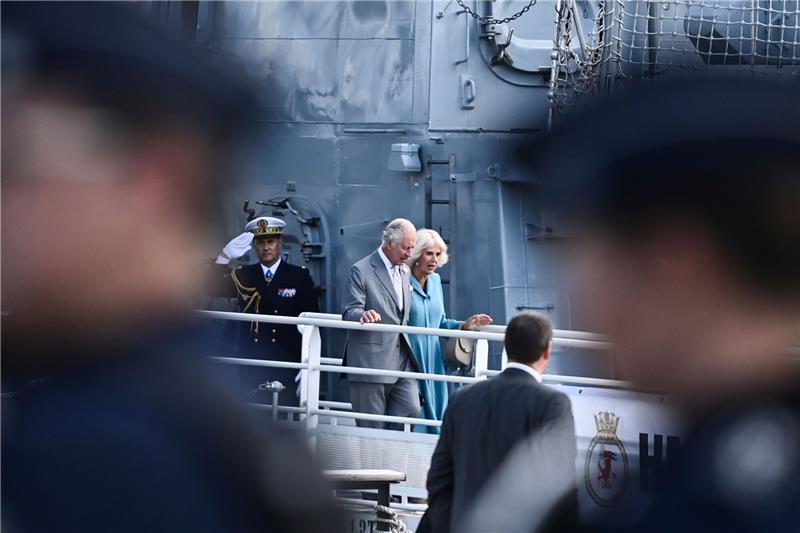 Au revoir mit Musik und Wein: Besuch der Royals endet König Charles III. und Königin Camilla von Großbritannien gehen von Bord der HMS Iron Duke.