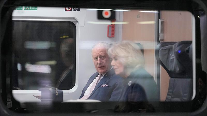 König Charles III. und die Königsgemahlin Camilla sitzen in einem ICE der Deutschen Bahn am Berliner Hauptbahnhof. Mit dem Zug fahren der britische König und seine Gemahlin zum Abschluss ihrer dreitätigen Deutschlandreise in die Hansestadt Hamburg. Foto: Markus Schreiber/Pool AP/dpa