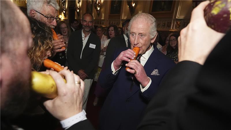 Der König und die Blockflöte aus Möhre König Charles III. versuchte sich an der Karottenflöte.