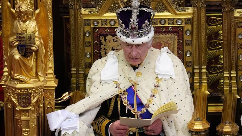 Pomp und Qualm: König Charles kündigt Anti-Tabak-Kurs an König Charles III. von Großbritannien spricht während der Eröffnung des Parlaments im House of Lords im Westminsterpalast.