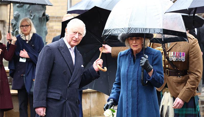 König Charles III. von Großbritannien und Königsgemahlin Camilla nehmen am Mahnmal St. Nikolai an einer Kranzniederlegung teil. Zum Abschluss ihrer dreitätigen Deutschlandreise besuchen der britische König und seine Gemahlin die Hansestadt Hamburg. Foto: Christian Charisius/dpa