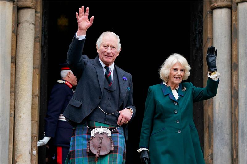 König Charles III. von Großbritannien und Königsgemahlin Camilla winken beim Verlassen der Abbey von Dunfermline. Am 31. März wird das Königspaar Hamburg besuchen. Foto: Andrew Milligan/PA/AP/dpa