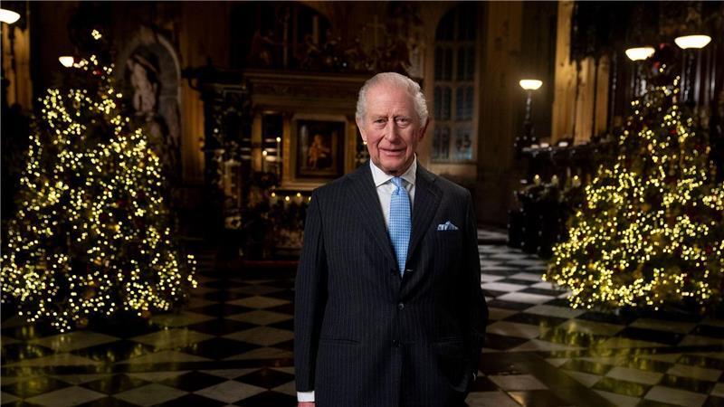 König Charles III. während der Aufzeichnung seiner Weihnachtsbotschaft.