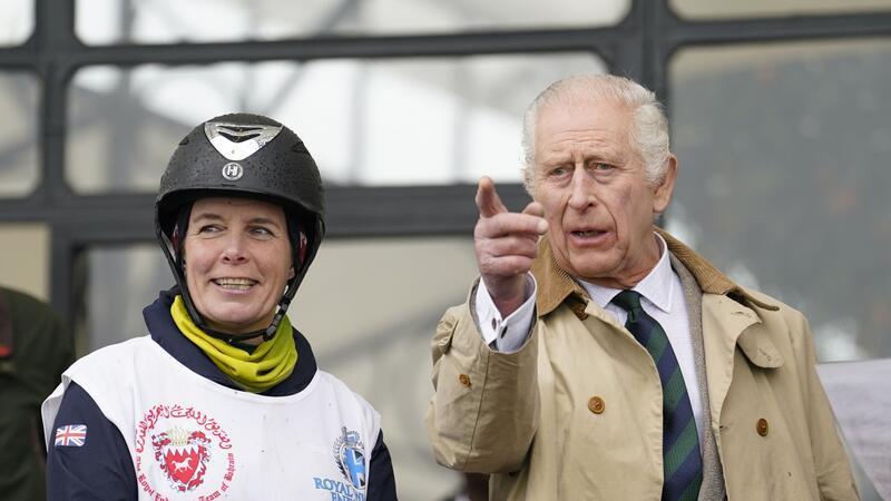 König Charles zeigt sich lachend bei Pferde-Sportturnier König Charles III. zeigte sich bei der Royal Windsor Horse Show.