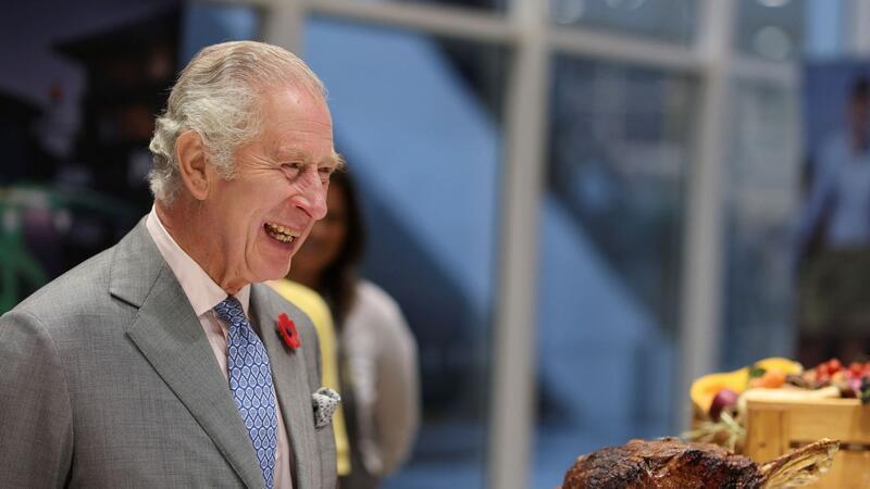 König Charles engagiert sich für Lebensmittel-Tafeln König Charles kämpft gegen Lebensmittelverschwendung.