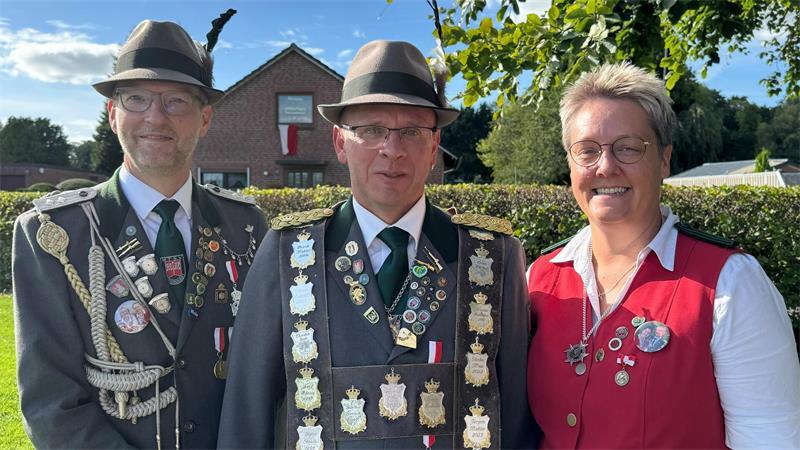 MTSV Oederquart: Neuer Schützenkönig ist ein Wiederholungstäter König Fred Schütt (Mitte) mit seiner Königin Katrin Schütt und seinem Adjutanten Claus Hollander.