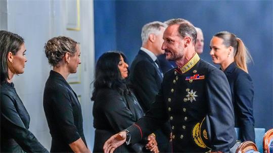 König Haakon (M) wird sich heute an das Volk wenden. 