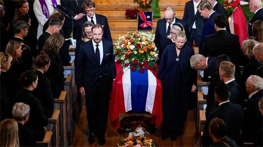 König Haakon VIII. (vorne links) trug den Sarg seiner Tante, Prinzessin Astrid. 