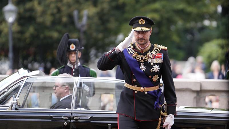 König Haakon kam am Mittag am Parlament an. 