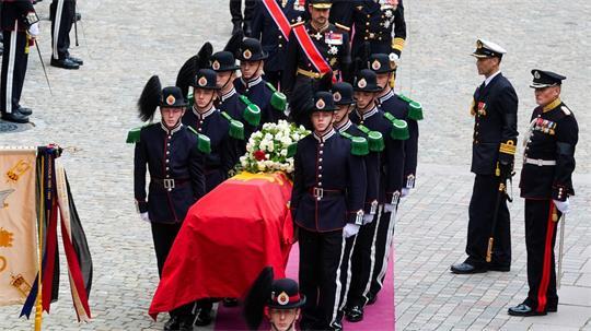 König Harald V. ist nach einem Trauerzug durch Oslo an seiner letzten Ruhestätte eingetroffen.