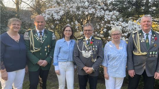 König Joachim Mau „der ruhende Pol“ darf sich - mit Königin Steffi und seinen Adjutantenpaaren an der Seite - auf ein besonderes Feuerwerk zu seinen Ehren freuen.