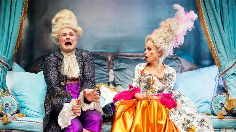 König Ludwig XVI. und Marie-Antoinette (Klaus Christian Schreiber und Anna Thalbach) leben in ihrer höfischen Filterblase.