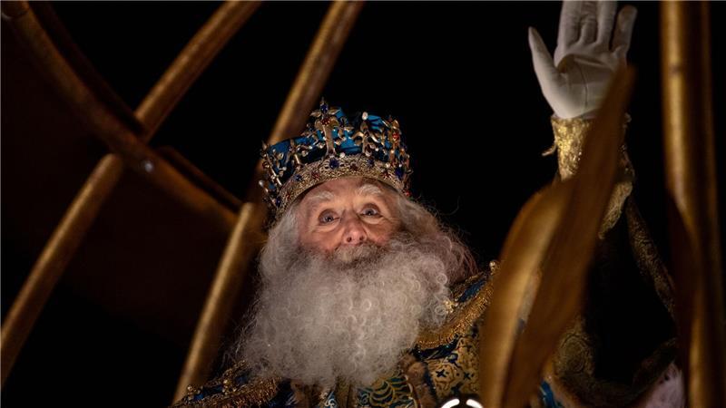 König Melchior winkt während der traditionellen Dreikönigsparade.