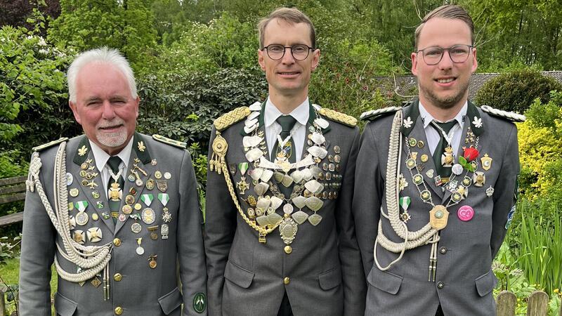 König Peter Ording (Mitte) mit seinen Adjutanten Eckhard Holten (links) und Steffen Meyer.