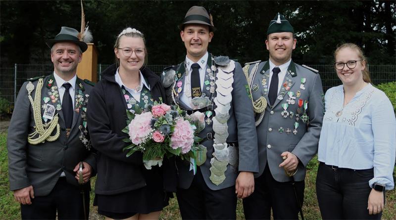 Sauensiek: Metallbauender Senkrechtstarter wurde an die Kette gelegt König Timo Elmers mit seiner Königin Tina Wenczel und den Adjutanten Robert Wagner (links) sowie Malte Elmers mit Inken Höper.
