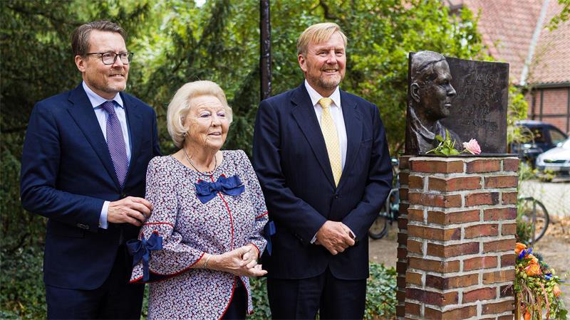 König Willem-Alexander, dessen Mutter Prinzessin Beatrix und Prinz Constantijn, ein Bruder des Königs, besuchen Hitzacker.