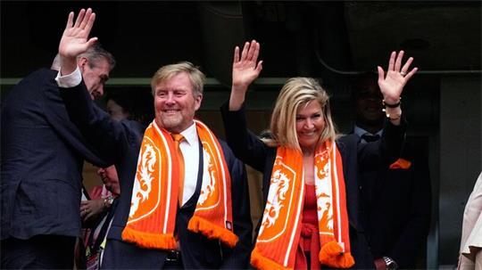 König Willem-Alexander, hier mit Königin Maxima bei der Fußball-WM in den USA, pflanzt in Hitzacker eine „Königslinde“ neu. (Archivbild)