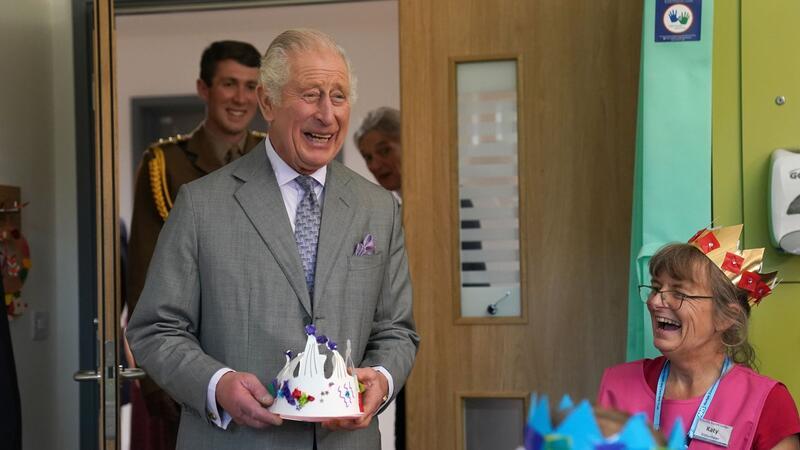 König mit Papierkrone: Charles III. bei der Eröffnung des Priscilla Bacon Lodge Hospizes in Norwich.
