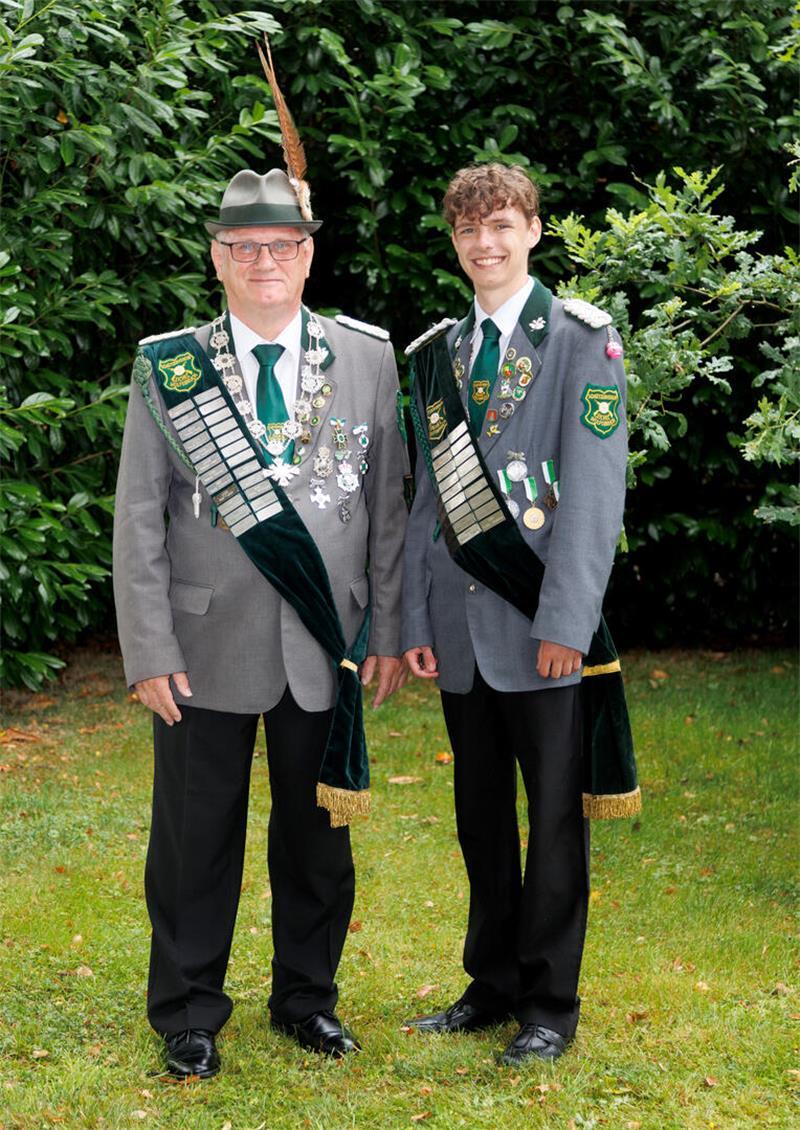 Könige unter sich: Links der neue Schützenkönig Wilfried Freudenthal, rechts Jungschützenkönig Lukas Janzen. Der 21-Jährige ist Student und angehender Lehrer.