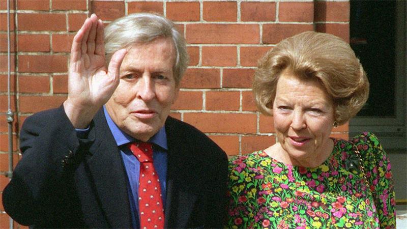 Film über Beatrix geplant - Serienmacher mögen royale Stoffe Königin Beatrix der Niederlande und ihr Mann, Prinz Claus, im Jahr 1998. (Archivbild)