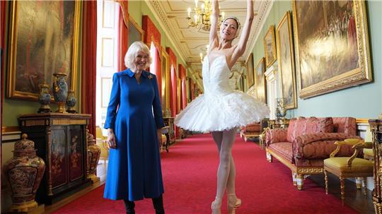 Königin Camilla empfängt das Englische Nationalballett.