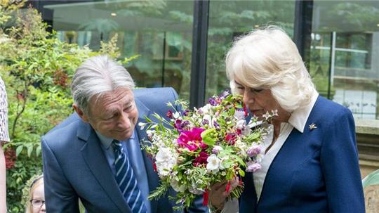 Königin Camilla von Großbritannien zusammen mit Alan Titchmarsh auf der Ausstellung Gardening Bohemia im Gartenmuseum in London.