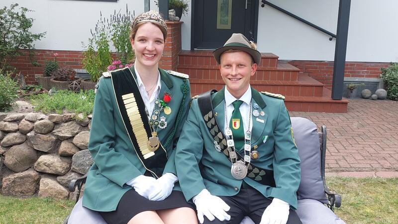 Königin Mara Schimkatis und König Devin Springer führen das Schützenvolk in Brobergen an.