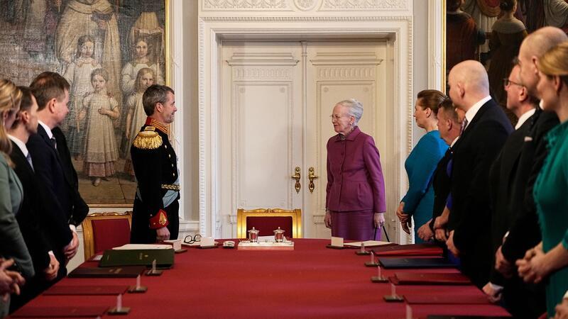 Königin Margrethe II. von Dänemark überlässt ihrem Sohn, dem dänischen König Frederik X., den Platz am Kopf des Tisches.