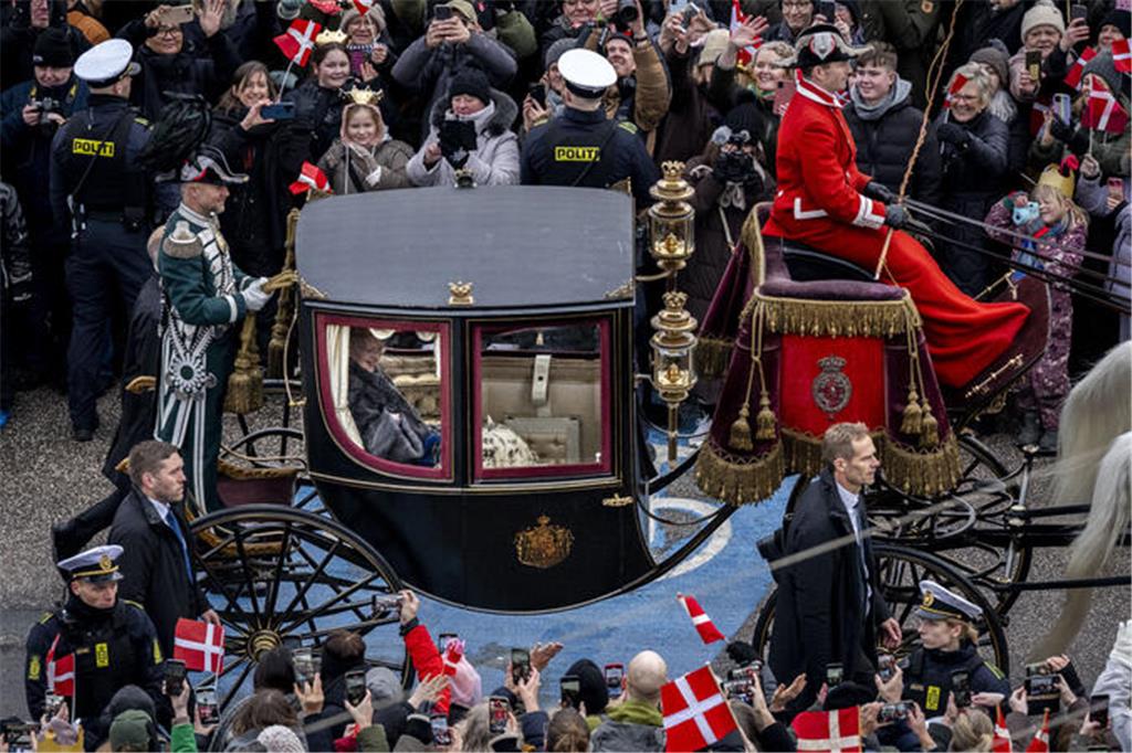 Königin Margrethe II. von Dänemark wird von der berittenen Schwadron des Garde-H...